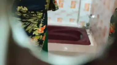 Bhabhi pissing before bath era sex