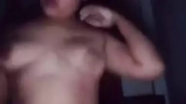 Horny girl on pillow rubbing pussy viral MMS