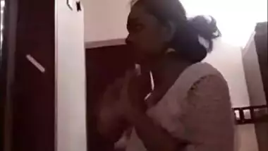 Desi Girl Showing Her Boobs and Pussy Part 1