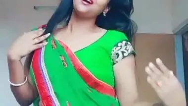 Desi beauty in green saree exposing hot navel and bellybutton.