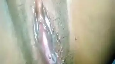 Whore sits with spread XXX legs but Indian boy films a close-up sex video