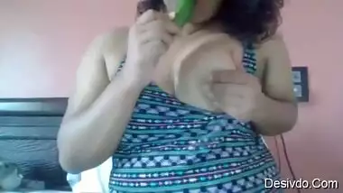 Desi girl in full slut modesucking cucumber like pro