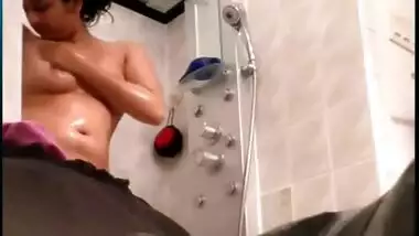 Homemade indian sex bhabhi in shower mms