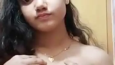 Bangladeshi TikToker girl naked boobs playing viral MMS