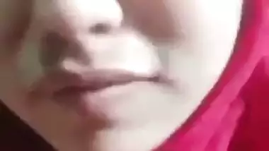 Hijab girl opens bra and round boobs show on cam