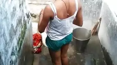 Hot sister’s sexy nude bath MMS video