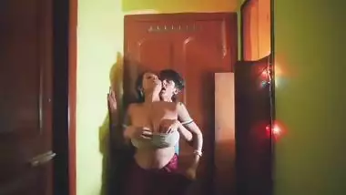 Pervert squeezes stepmom’s milk tanks in Telugu xxx video