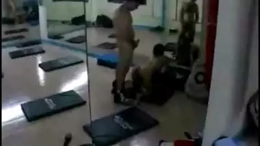 Daring man has sex with trainer in the gym...
