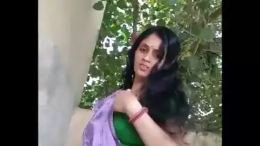 Hot marwadi housewife bhabhi atashi roy milky cleavage and navel show