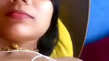 Curvy Desi Bhabhi takes various poses to make XXX fans see boobs well