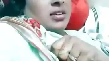 Dehati Bhabhi boob show on live cam MMS video