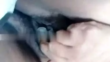 Mature Tamil sex aunty fingering her big pussy