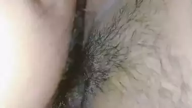 Amateur guy bangs his GF’s tight, hairy pussy and cums