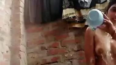 Village bhabhi nude bath MMS video