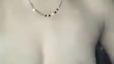 MMS video of Desi girl who puts shaved muff in camera for XXX fans
