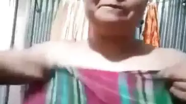 Beautiful curvy Desi Bhabhi nude bath video