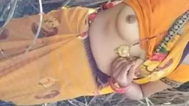 Indian desi Village bhabhi outdoor pissing porn