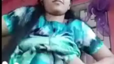 Cute Bengali Desi XXX girl showing her boobs on video call