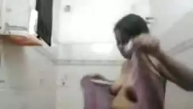 Hot telugu bhabhi in shower soaping her super...