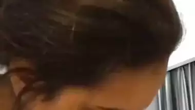 Girl gives a blowjob to her boss in Indian girl nude video
