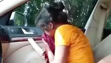 Marathi Randi giving blowjob inside car