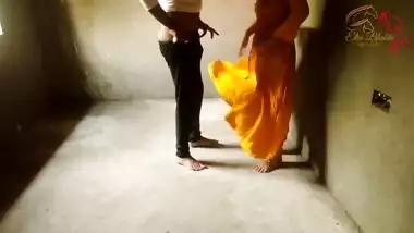 Horny Tour Guide Fucks Sexy Bhabhi In An Abandoned Place