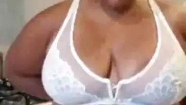 Desi BBW boob show leaked MMS video