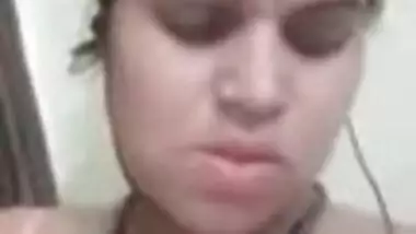 Hot XXX video of Desi woman who exposes her boobs in the pink bra