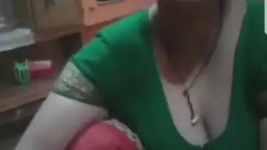 Sexy Aunty Huge Boobs and Cleavage