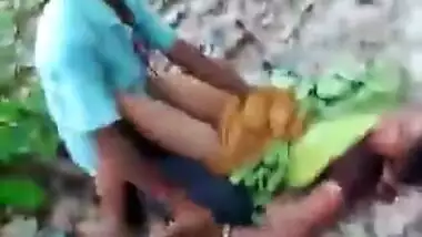 Desi local randi outdoor show her pussy