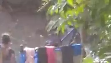 Desi teen girl outdoor bath full nangi