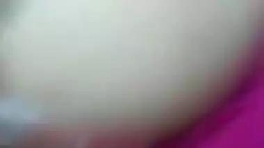 One look at wife's XXX decollete makes Indian fellow in mood for sex