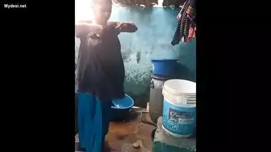 Desi aunty nude bath