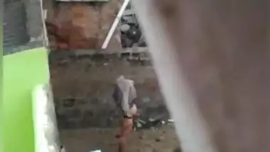 Desi milf Nude Captured Secretly While Bathing on Outdoor