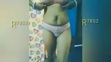 Bhabhi Getting Nude After Bath Infront Of Her Lover And Oil Massage