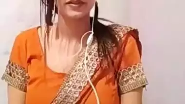 Cutipie bhabi came live after bath and i did not miss her navel