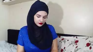 Hot Muslim Girl Daliya showing her Milky White big boob