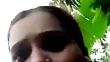 Married Dehati girl topless show outdoors