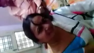 AUNTY POSING TO FRIEND INFRONT OF HUS