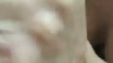 Casada chupando o pau do macho com porra