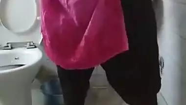 Indian bhabi pissing in toilet