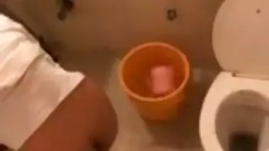 Rishika bhabhi recorder while peeing by