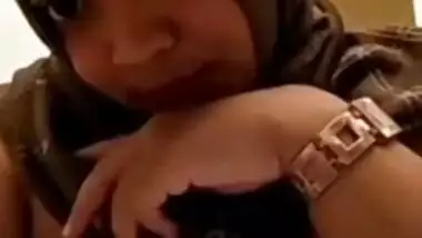 Cute desi girl showing melons