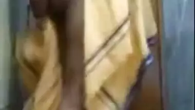 Naughty perverted Indian aunty naked in bathroom, XXX porn video MMS