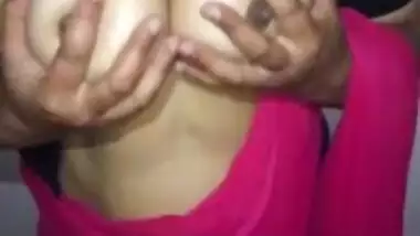 Desi pink saree bhabi boob pressing by self