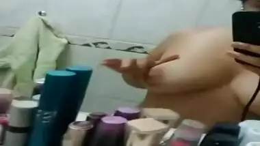 Girl films Desi XXX video where she touches tits in front of a mirror