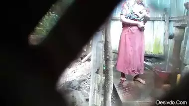 Desi hot aunty hidden bath capture voyeur