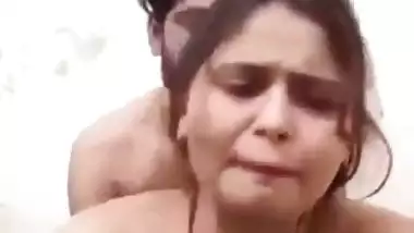 Husband bangs his nude wife’s pussy in the desi sex video