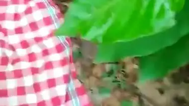 Desi girl bushy pussy show outdoors