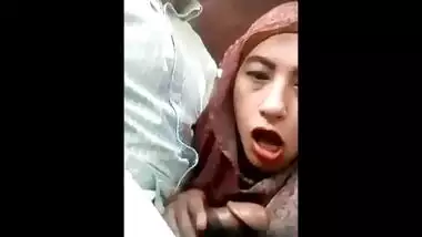 Slutty Hijabi sucks Dick in the Car